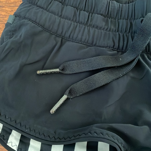 LULULEMON Shanti Surf Black White Reversible Striped Shorts Size 2 - Picture 5 of 8